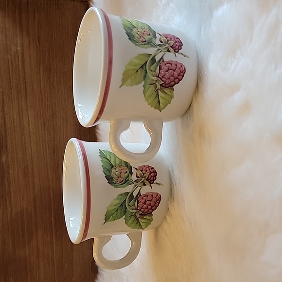 Vintage raspberry tea cups. Set of 2 - Picture 2 of 4
